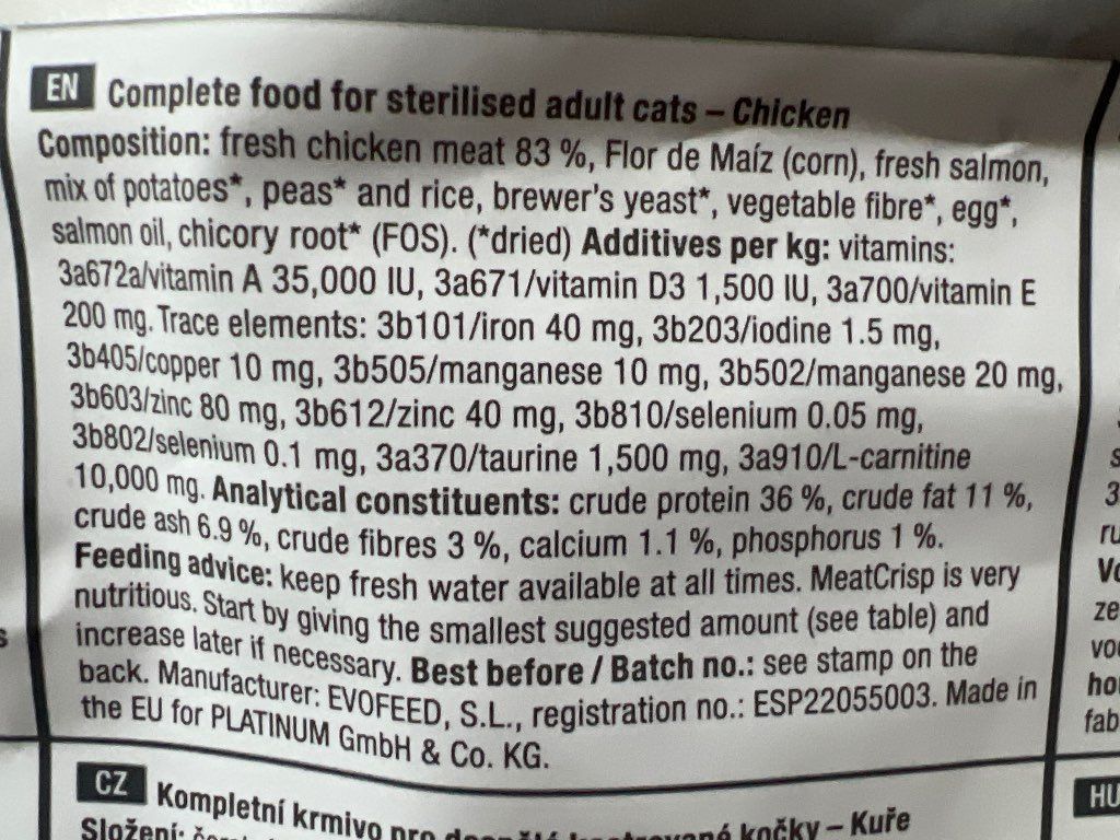 PLATINUM MeatCrisp Sterilised Adult Cats Chicken (2 of 3)